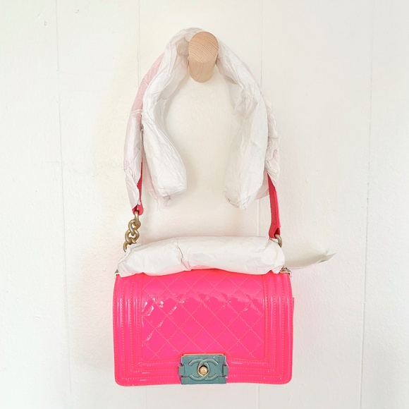 MINT 2017 CHANEL NEON PINK PATENT LEATHER SMALL BOY WITH ANTIQUED GOLD HARDWARE - Picture 2 of 7